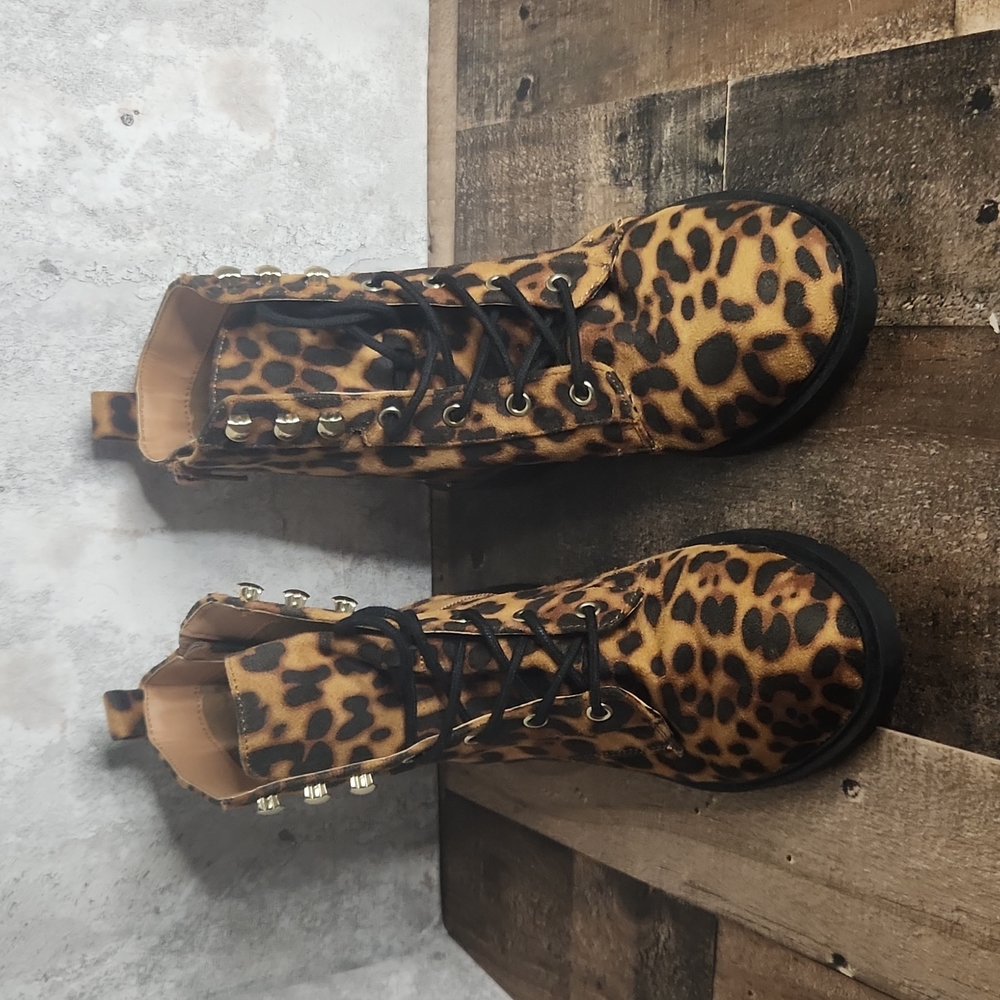 Material Girl Leopard lace up ankle booties Size 7.5 new - Picture 2 of 9